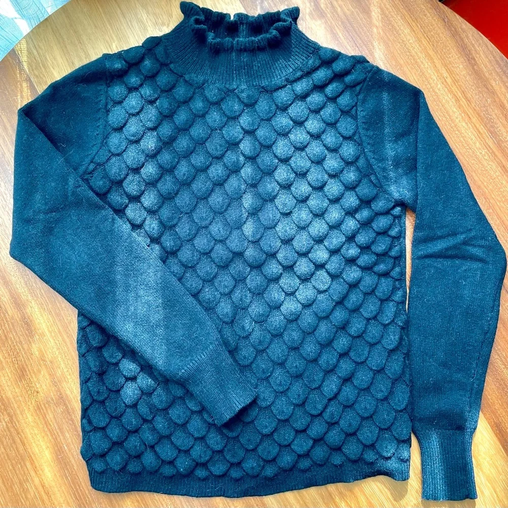 Haight Ashbury XS Cropped 3D Scallop Sweater Black - Picture 2 of 8